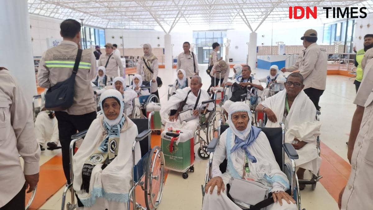 Sejumlah jemaah haji lansia duduk di kursi roda di Bandara Internasional King Abdul Aziz, Jeddah, didampingi petugas haji.
