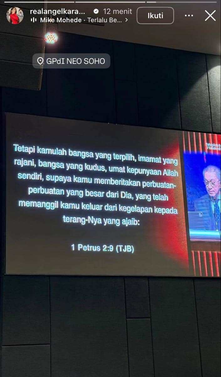 Layar proyektor di GPdI NEO SOHO menampilkan ayat Alkitab dari 1 Petrus 2:9 dalam perayaan kenaikan Isa Almasih 2026.