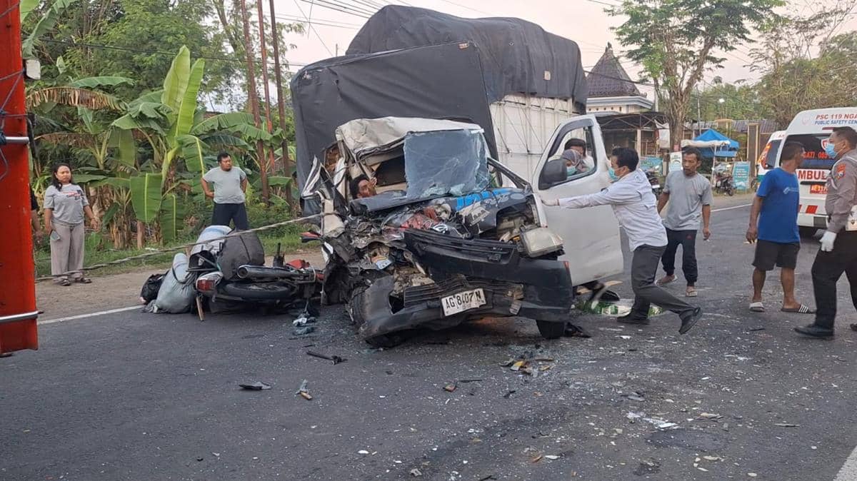 Tabrakan Beruntun 3 Kendaraan di Ngawi, Sopir Pikap Terjepit