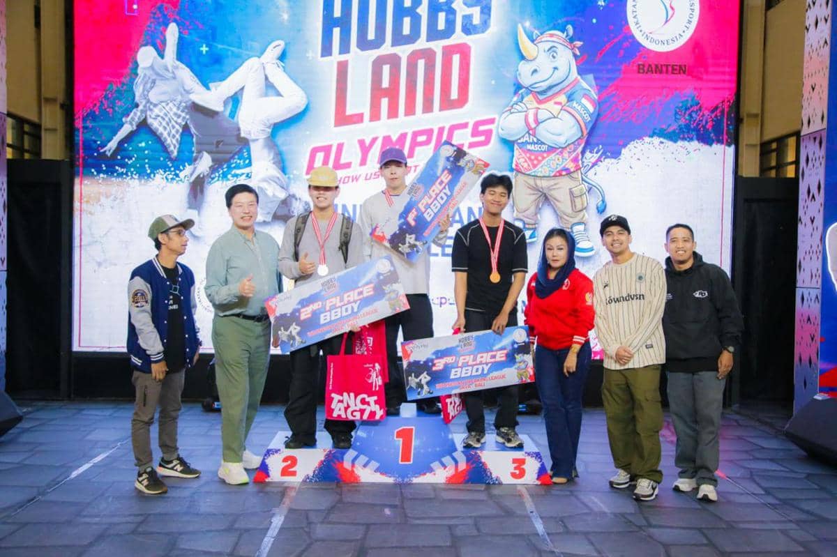 Para pemenang lomba B-Boy Tangcity Hobbyland Olympics 2026 berpose di podium bersama panitia dan tamu kehormatan di Tangcity Mall.