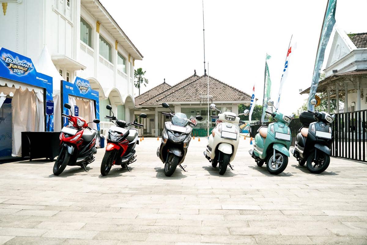 Deretan motor skuter berbagai warna dipajang di area luar acara Burgman Fun Rally 2026 dengan tenda uji coba di belakangnya.