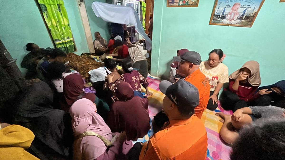 Tim BPBD Muba saat mengevakuasi korban diserang buaya.