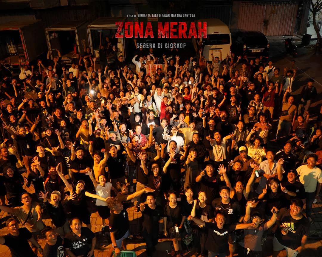 IT’S A WRAP!!!!Syuting film Zona Merah sudah selesai.Tunggu kami di bioskop ya, teman-teman.@fil (5).jpg