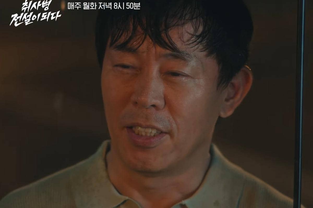 Seorang pria dengan wajah berkeringat tampak berbicara dalam adegan drama The Legend of Kitchen Soldier.