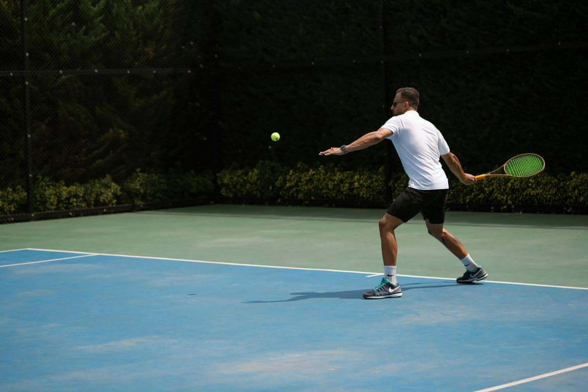 ilustrasi pria bermain tennis 