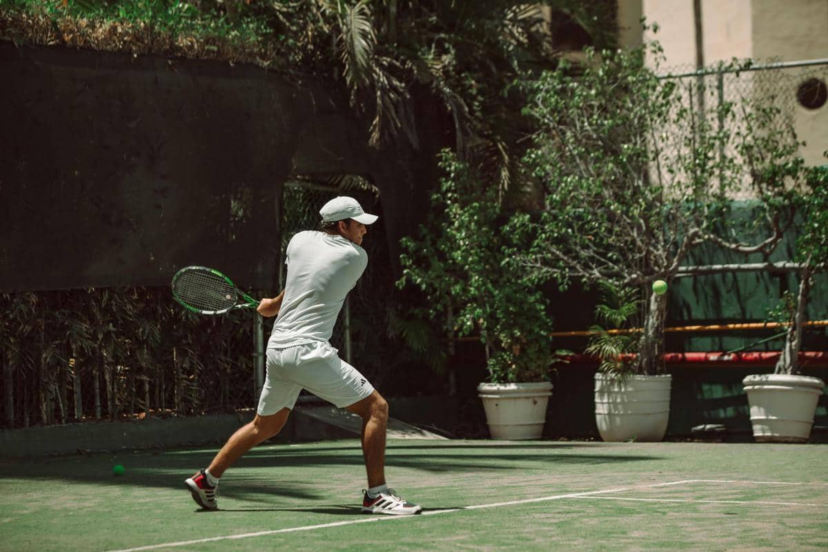ilustrasi pria bermain tennis 