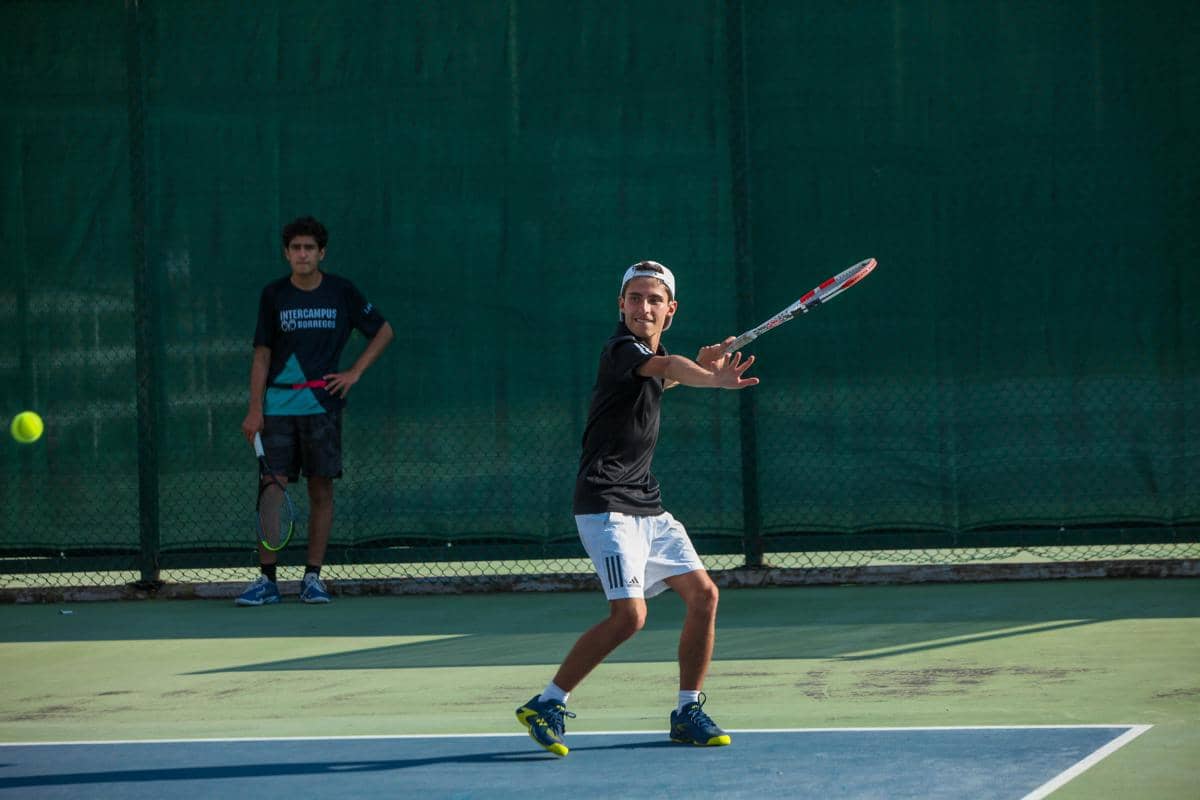ilustrasi pria bermain tennis 