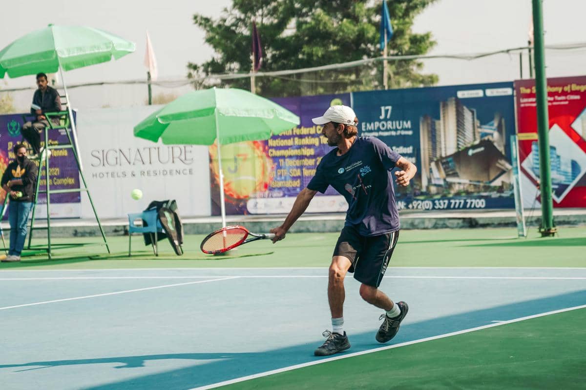 ilustrasi pria bermain tennis 