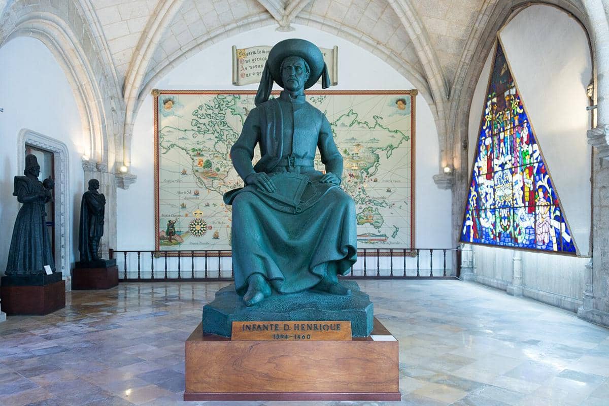 Patung perunggu Infante Dom Henrique, yang biasa dikenal sebagai Pangeran Henry sang Navigator, yang terletak di dalam Museu de Marinha.
