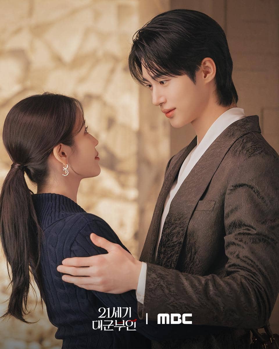 IU dan Byeon Woo Seok di Perfect Crown