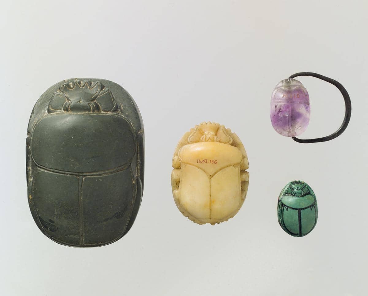 simbol scarab banyak digunakan dalam perhiasan dan jimat pada masa Mesir Kuno.
