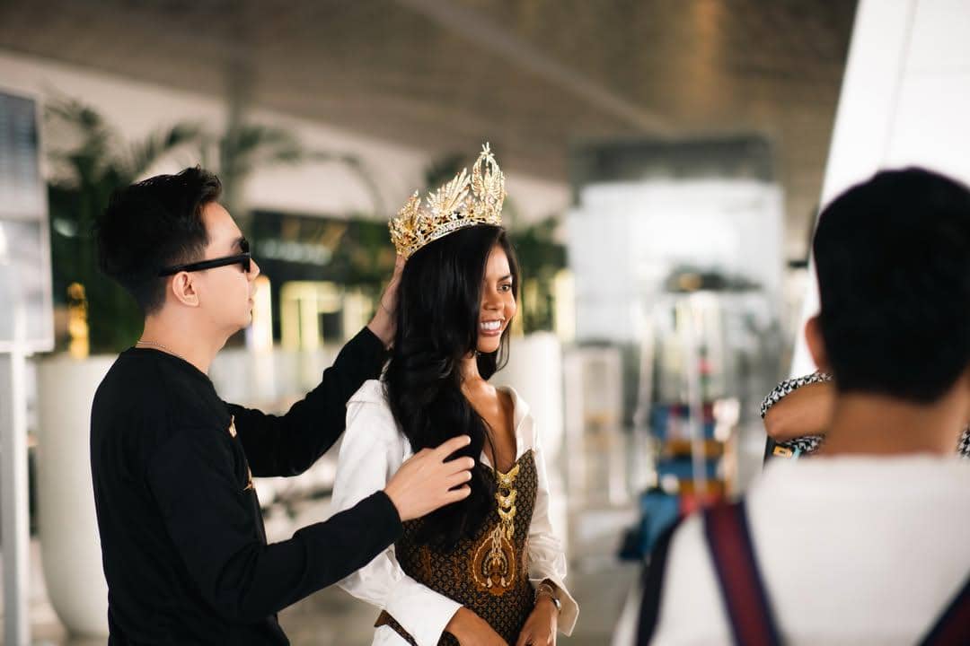 Potret Keberangkatan Miss Grand All Stars Indonesia 2026 Dela Deniya