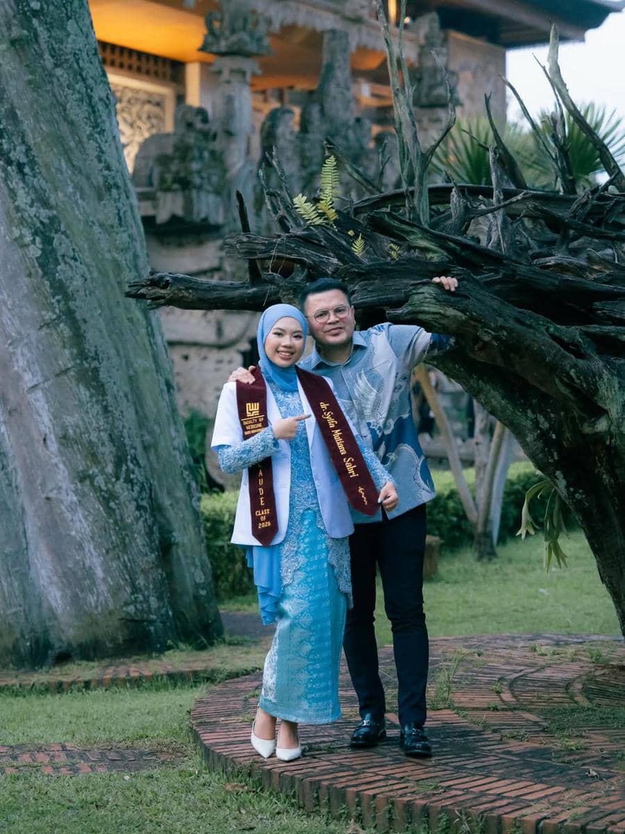 Irish Bella hadir pada wisuda sang anak.