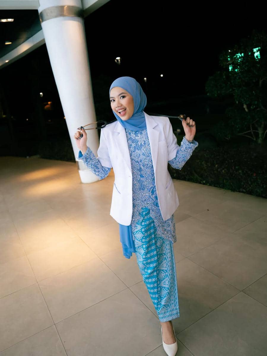 Irish Bella hadir pada wisuda sang anak.