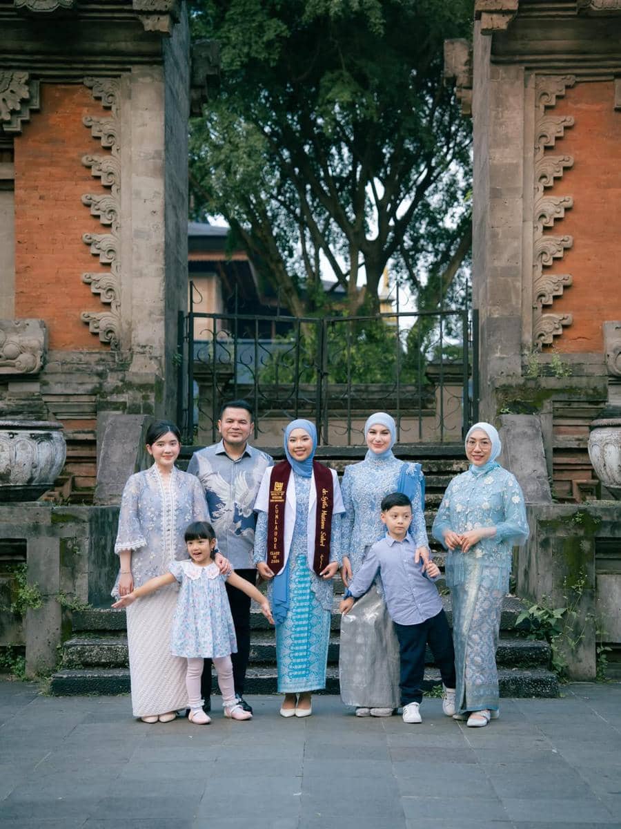 Irish Bella hadir pada wisuda sang anak.