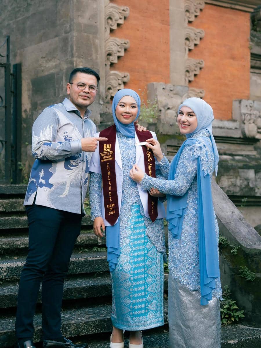Irish Bella hadir pada wisuda sang anak.
