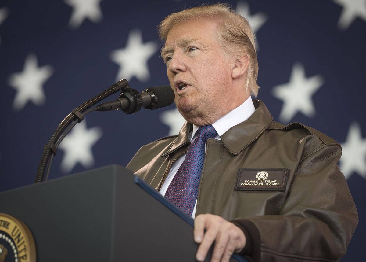 Donald Trump sedang berpidato.