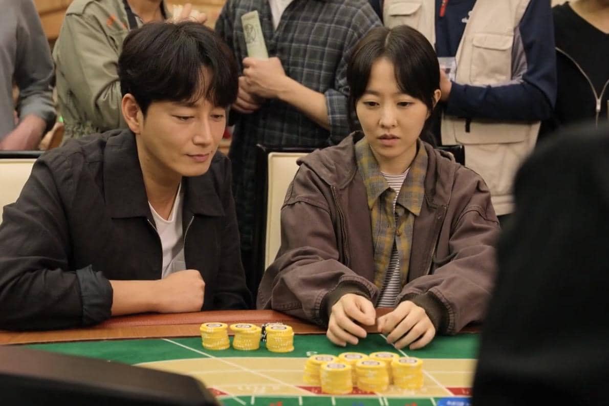 Kim Hee Ju (Park Bo Young) dan Lee Do Kyung (Lee Hyun Wook) dalam drakor Gold Land 