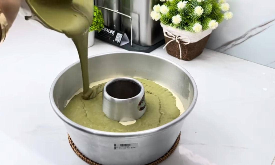 ilustrasi menuang adonan cake ke dalam loyang