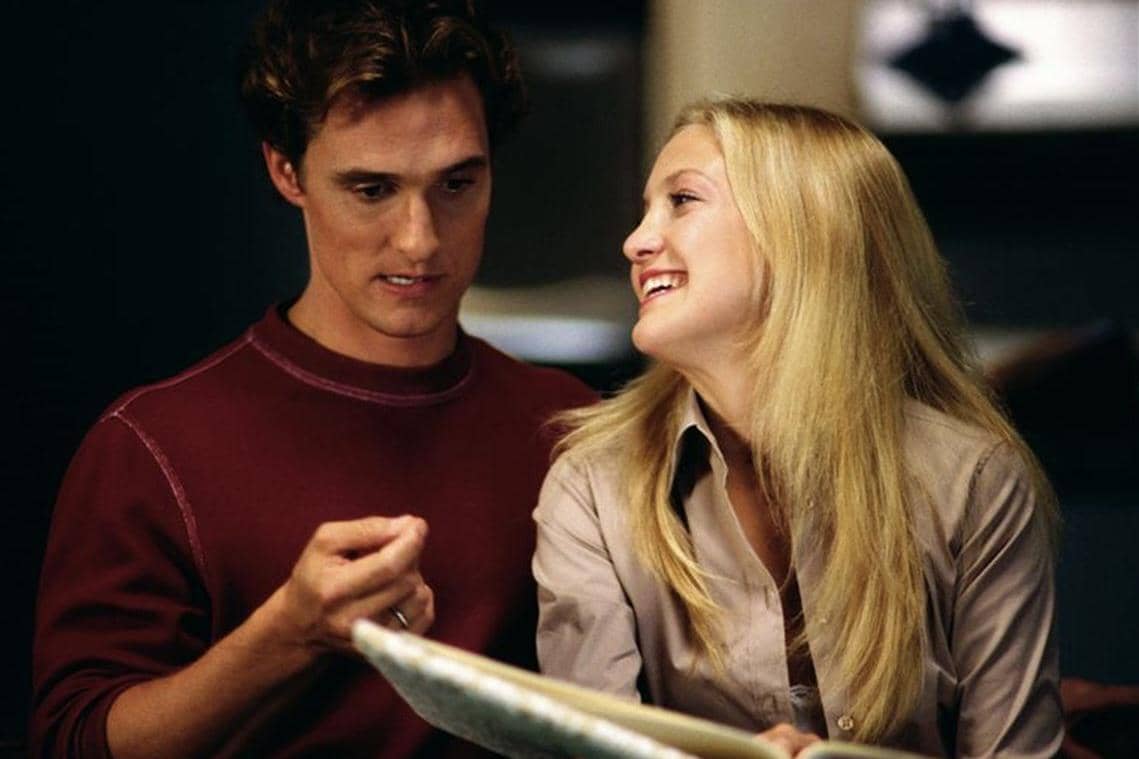 Adegan dua karakter sedang berbincang akrab dalam film romantis How to Lose a Guy in 10 Days produksi Paramount Pictures.