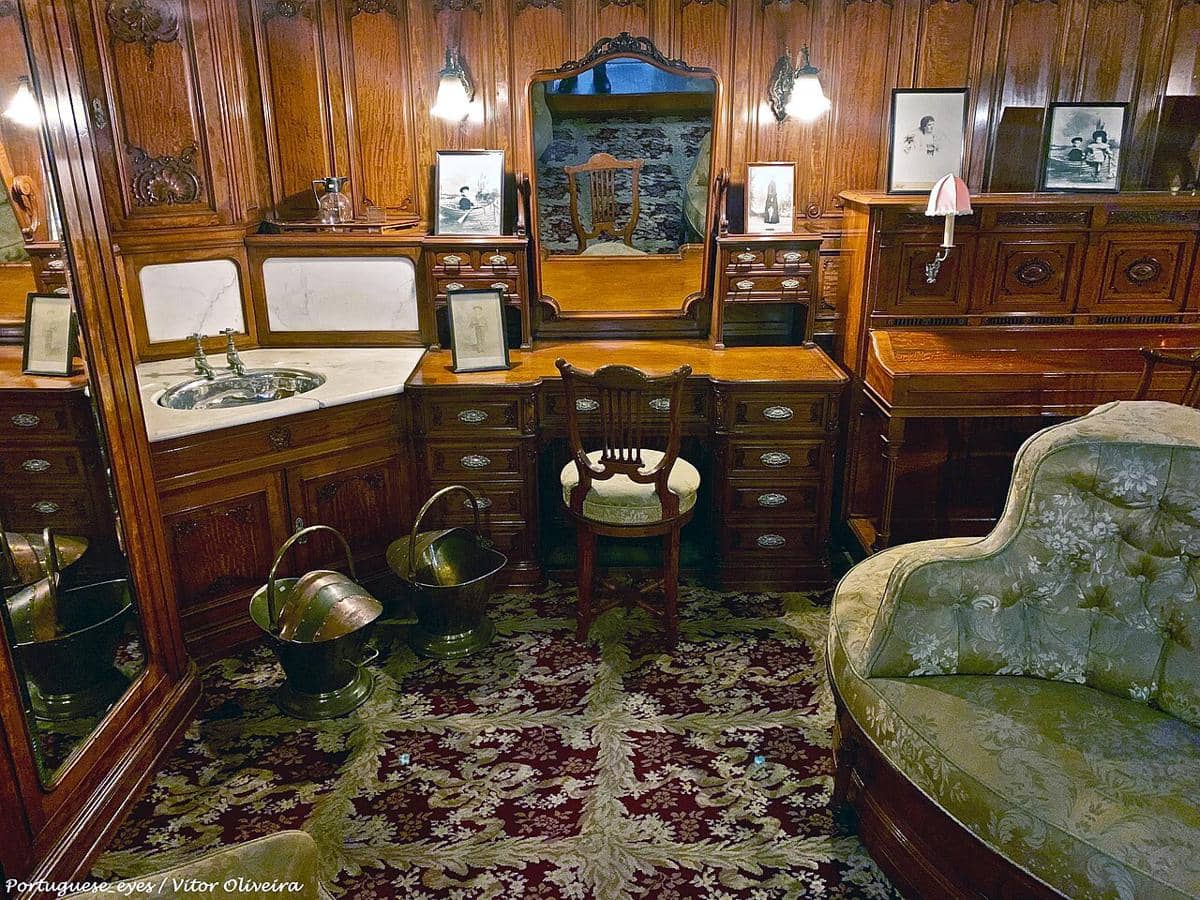 Interior kapal pesiar Permaisuri Amélie yang dipamerkan di Museu de Marinha.