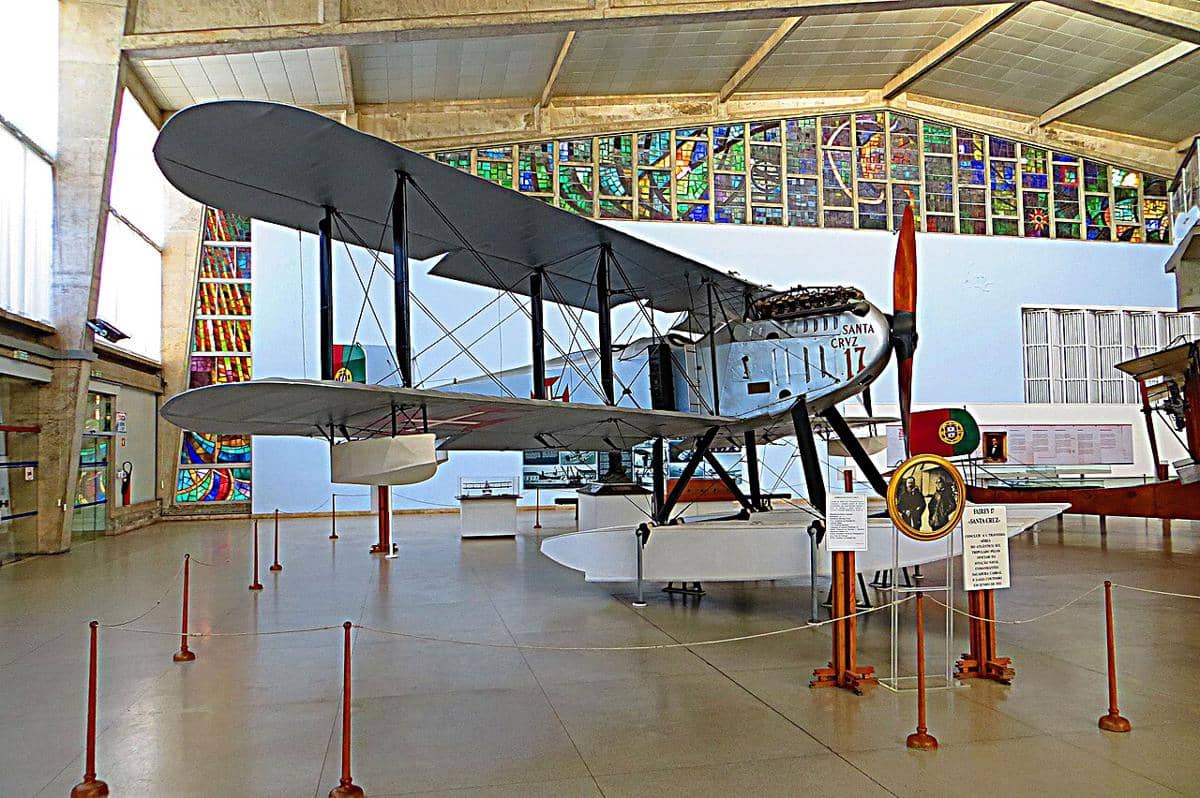 Pesawat amfibi Fairey III-D, yang secara khusus diberi nama Santa Cruz, yang dipamerkan di Museu de Marinha.