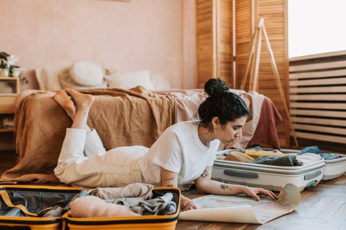 Potret orang sedang staycation 