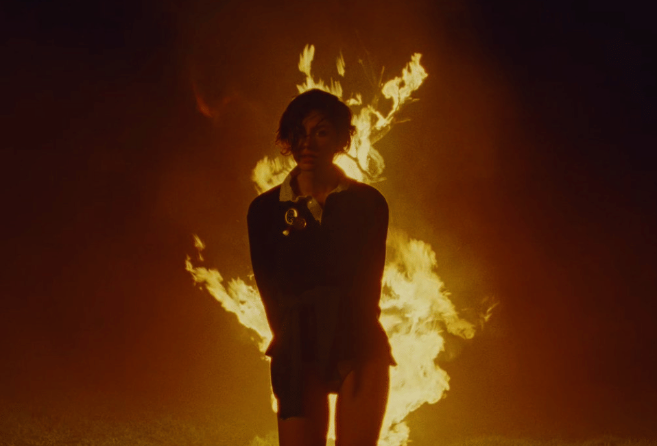Gracie Abrams dalam musik video "Hit the Wall"