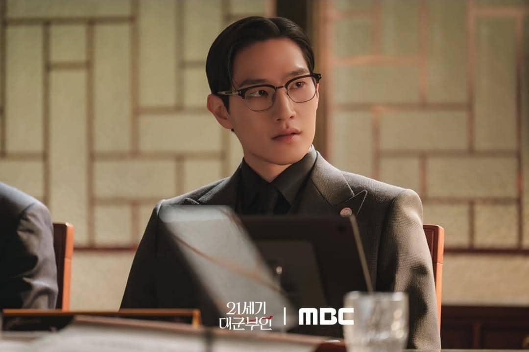 3 Perbedaan Min Jeong Woo sebagai Teman dan Politikus di Perfect Crown