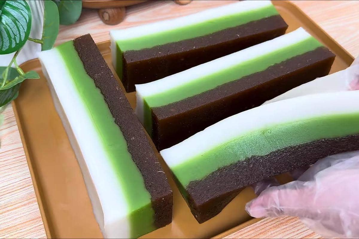 ilustrasi kue lapis singkong pandan santan