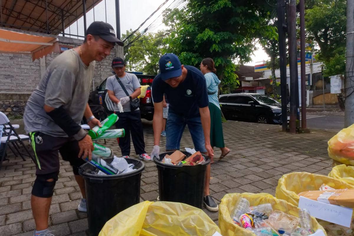 Masyarakat Tabanan membawa sampahnya ke lokasi dropping point, Jumat (15/5/2026) 