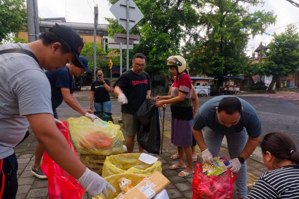 Masyarakat Tabanan membawa sampahnya ke lokasi dropping point, Jumat (15/5/2026) 