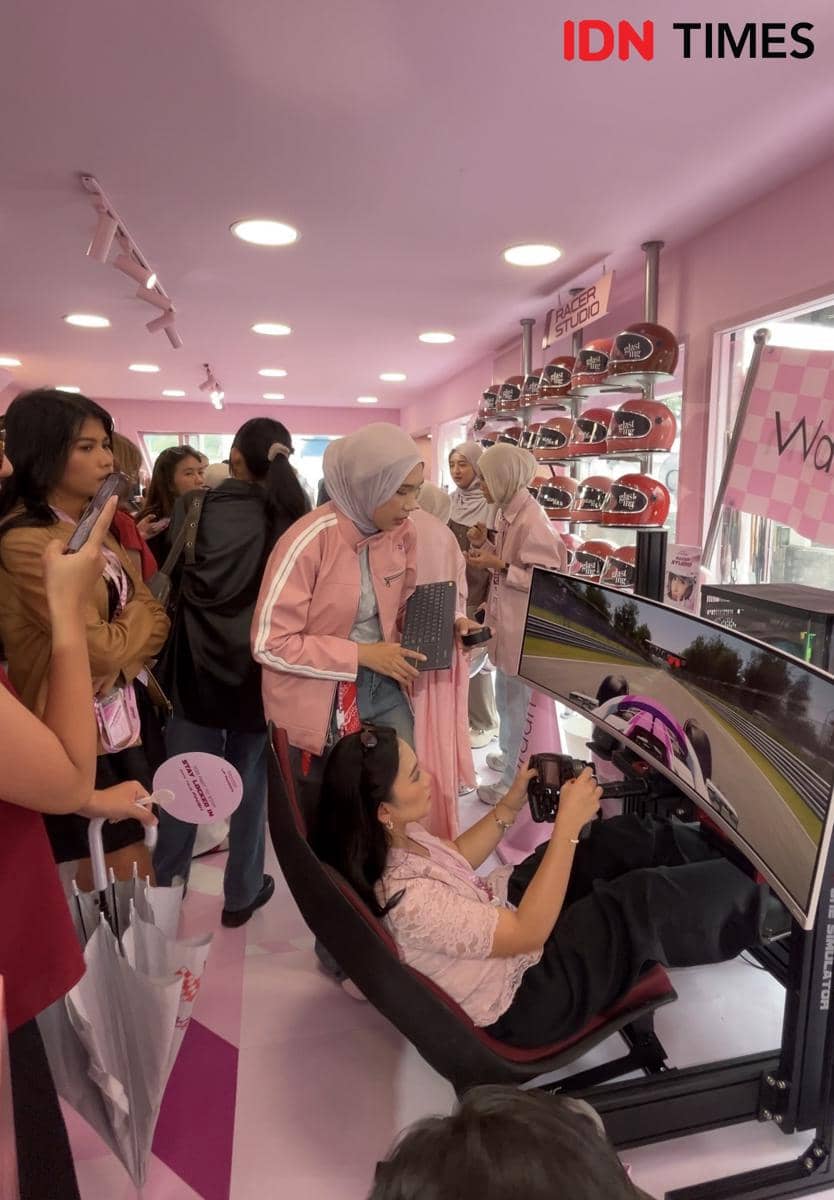 Pengunjung mencoba simulator balap di acara Wardah Lip Paddock dengan nuansa pink di The Crystal, Senayan City, Jakarta Pusat.