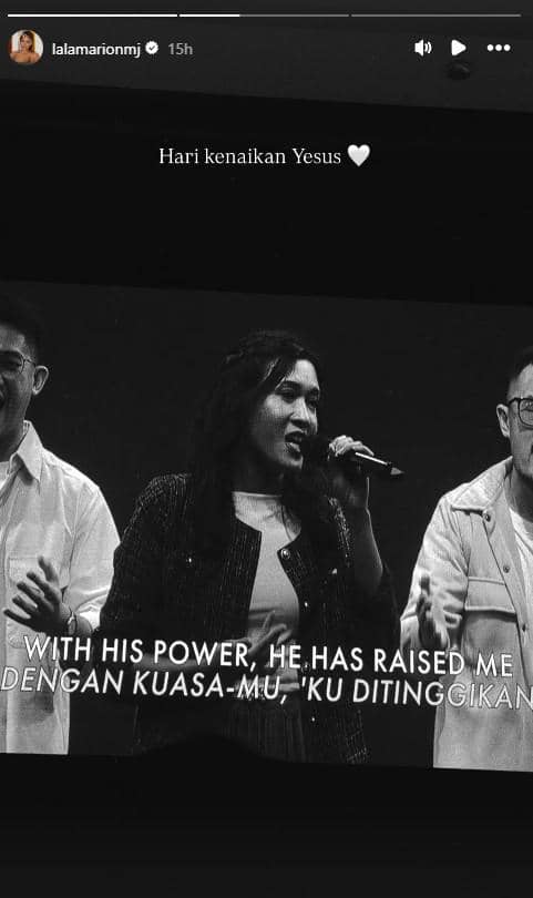Seorang penyanyi memimpin pujian di atas panggung bersama dua orang lainnya saat ibadah Kenaikan Yesus Kristus tahun 2026.