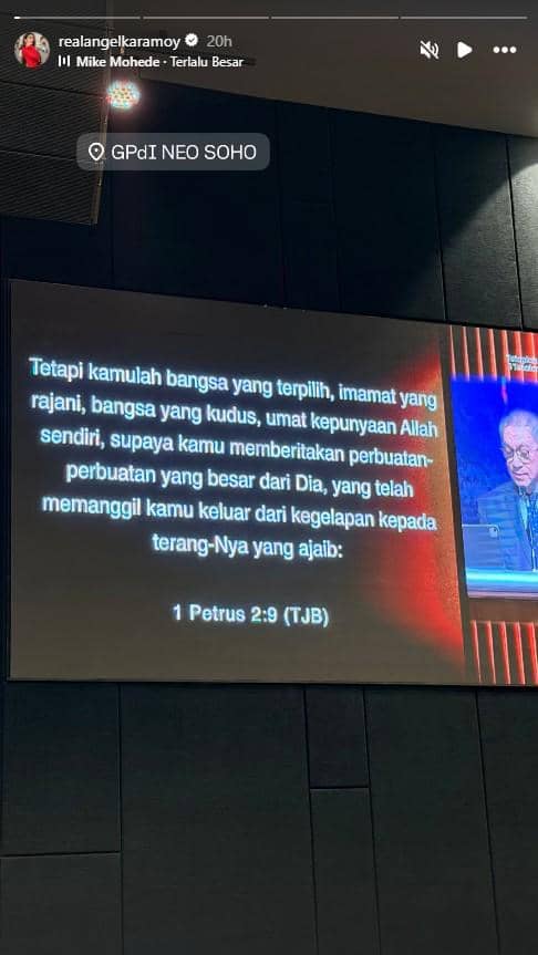 Layar proyektor di gereja GPdI NEO SOHO menampilkan ayat 1 Petrus 2:9 dalam acara ibadah Kenaikan Yesus Kristus 2026.