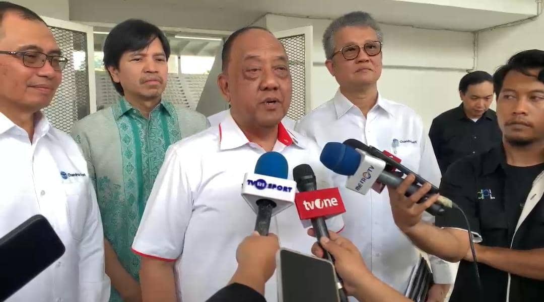 Beberapa pria mengenakan kemeja putih dan batik berbicara kepada wartawan dengan mikrofon dari berbagai media di sebuah acara pers.