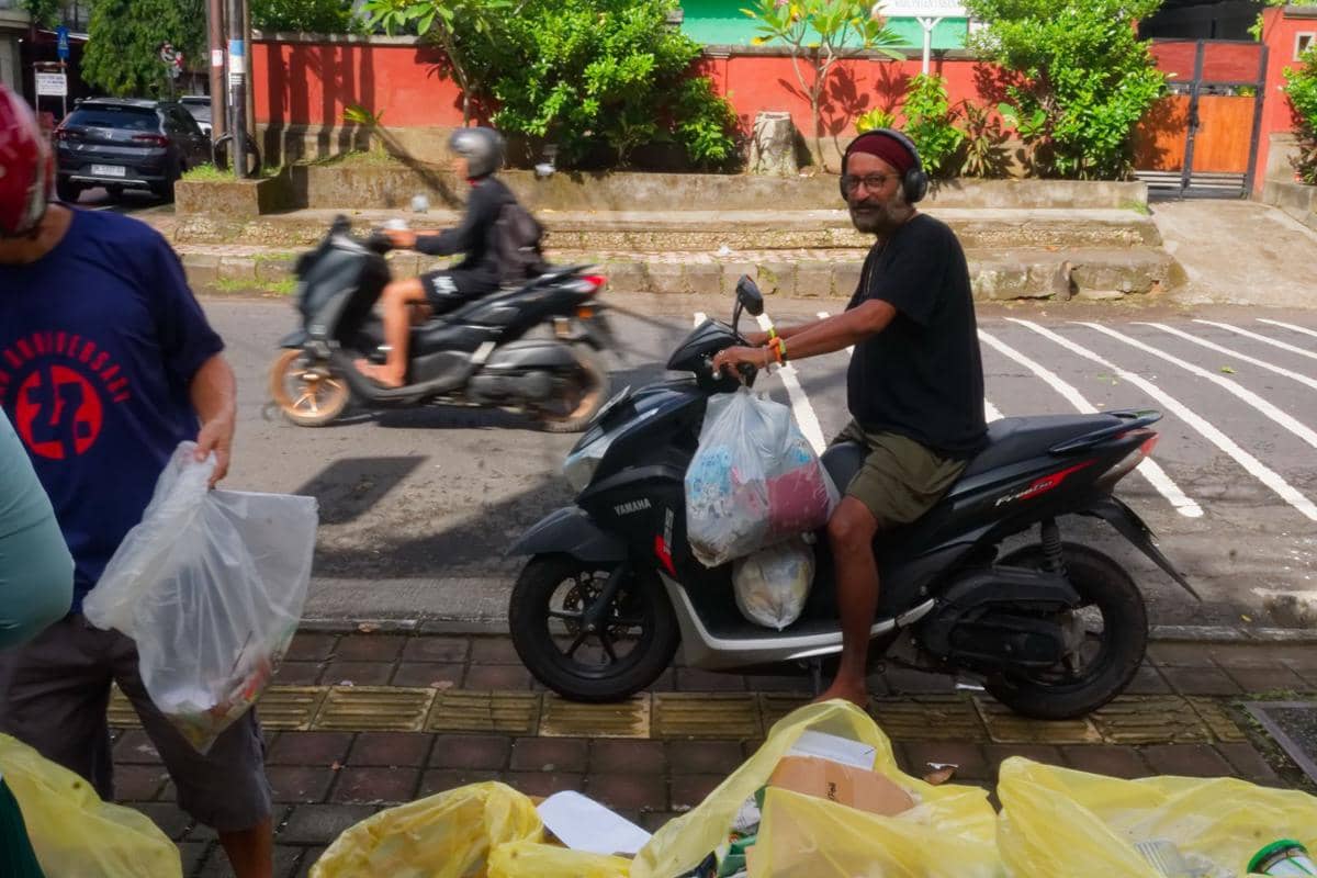 Masyarakat Tabanan membawa sampahnya ke lokasi dropping point. (Dok,IDNTimes/Istimewa)