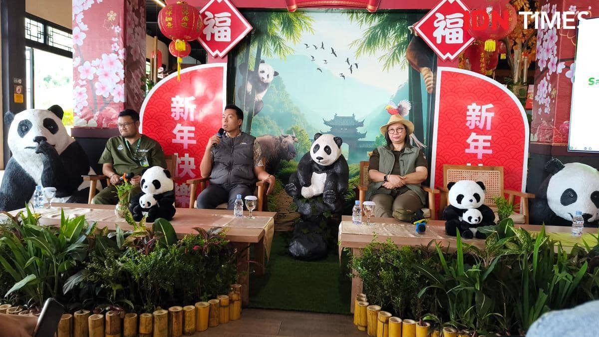 Manajemen dan tim medis TSI Bogor duduk di depan dekorasi bertema panda dan Tahun Baru Imlek dengan ornamen merah dan tanaman hias.