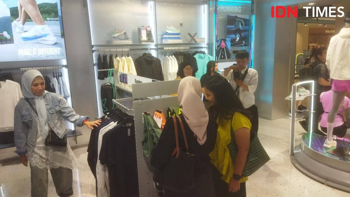 Pengunjung berbelanja pakaian dan perlengkapan olahraga di toko perdana Xtep yang baru dibuka di Sun Plaza Medan.