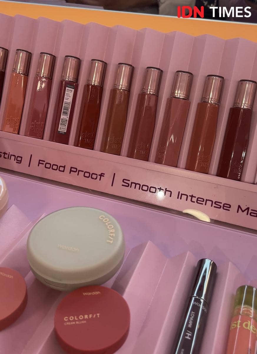 Deretan produk kosmetik Wardah seperti lip cream, blush, dan bedak dari seri Colorfit dipajang di acara Wardah Lip Paddock di Senayan City.