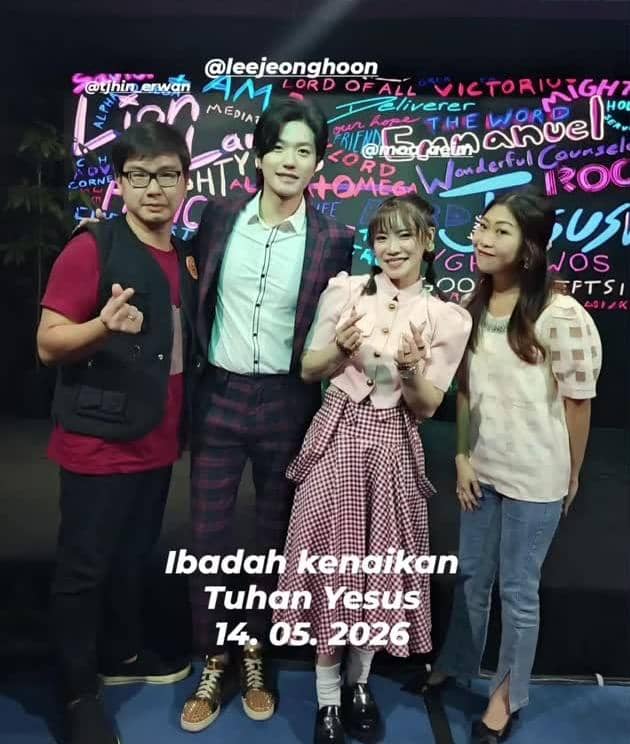 Empat orang berdiri bersama di depan latar warna-warni bertuliskan kata rohani saat ibadah Kenaikan Tuhan Yesus pada 14 Mei 2026.