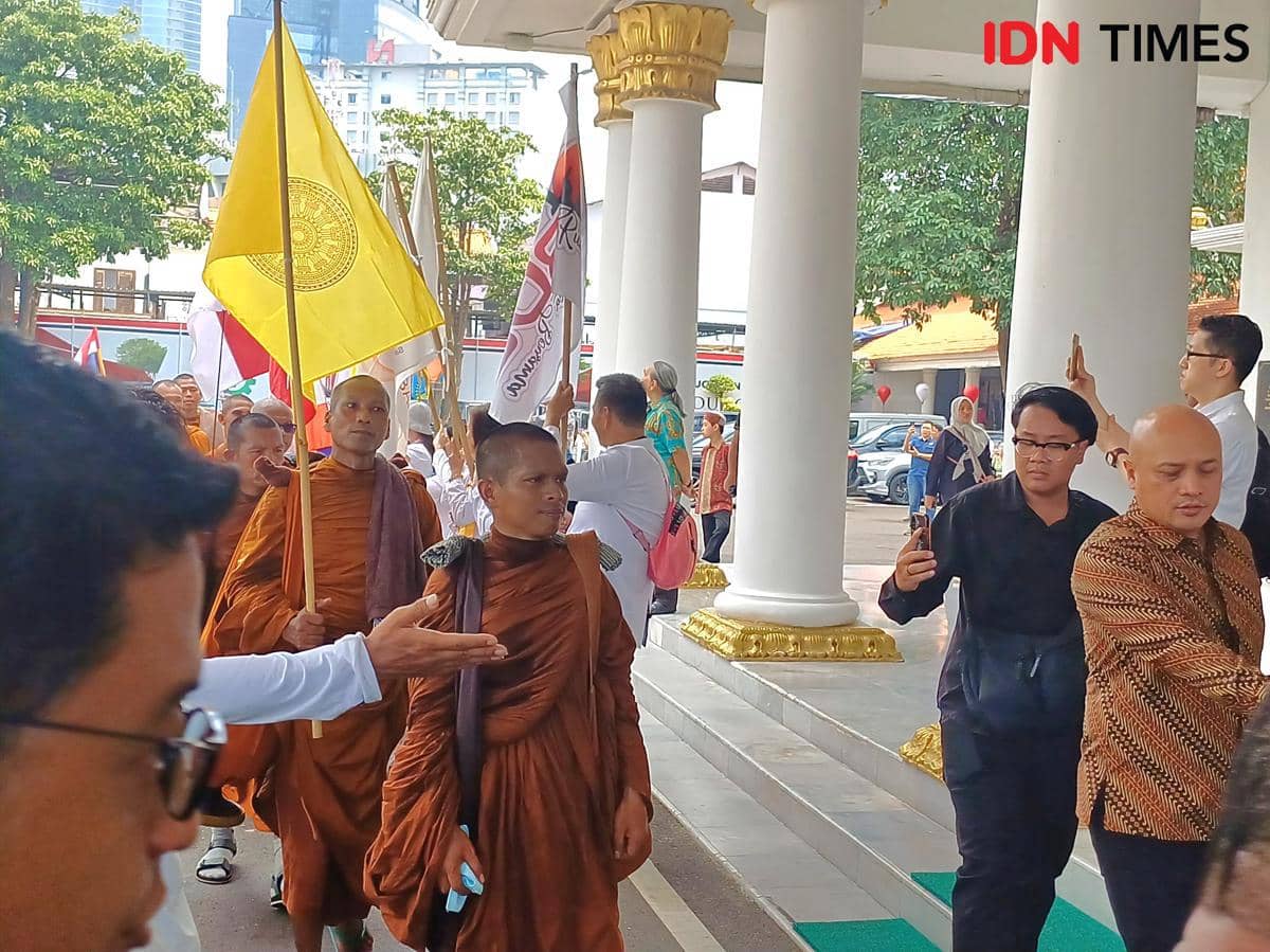Langkah Sunyi 58 Bhikkhu Menuju Damai di Surabaya
