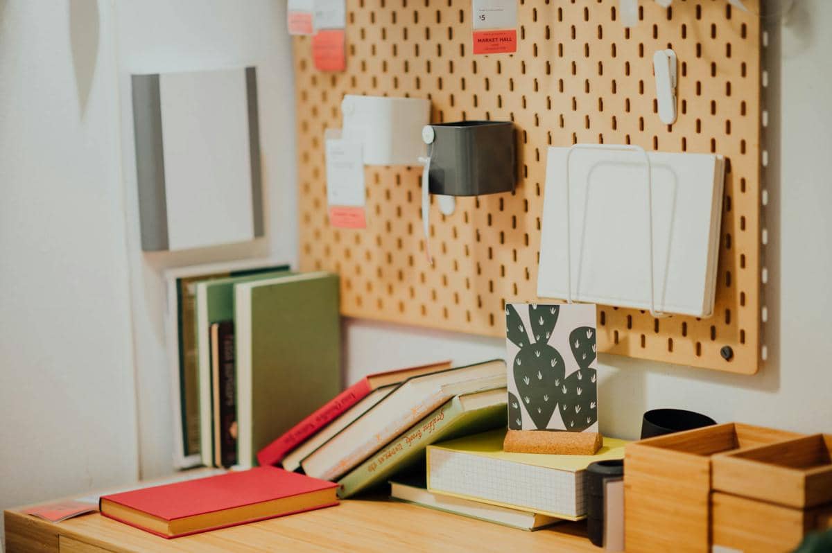 Ilustrasi pegboard (unsplash.com/Photo by CHUTTERSNAP)