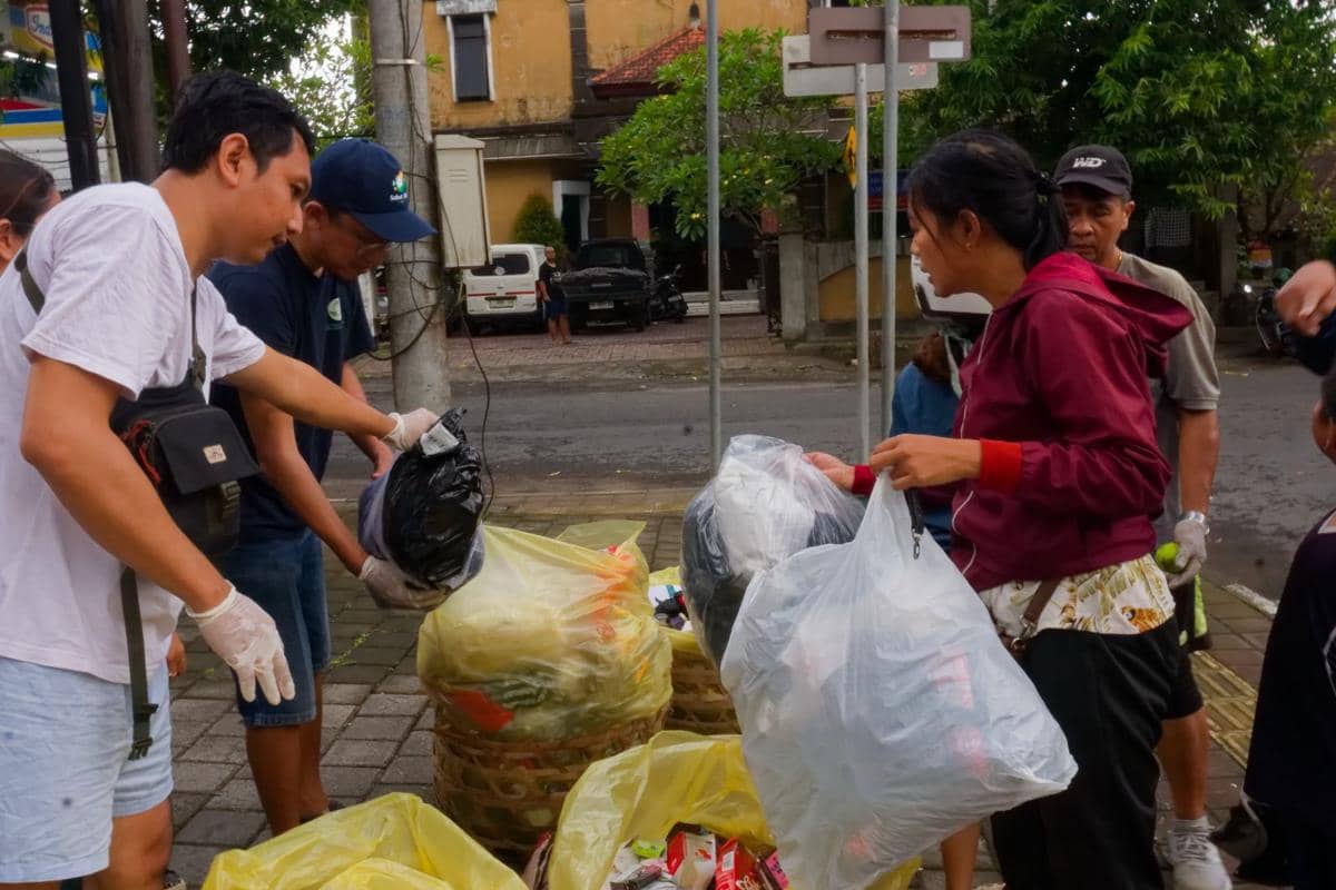 Masyarakat Tabanan membawa sampahnya ke lokasi dropping point, Jumat (15/5/2026)