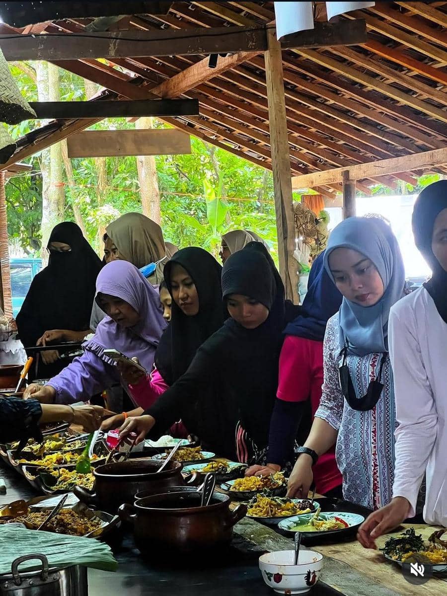 Sejumlah pengunjung mengenakan hijab sedang mengambil makanan tradisional Jawa di meja panjang di Pawon Numani, Kota Metro.