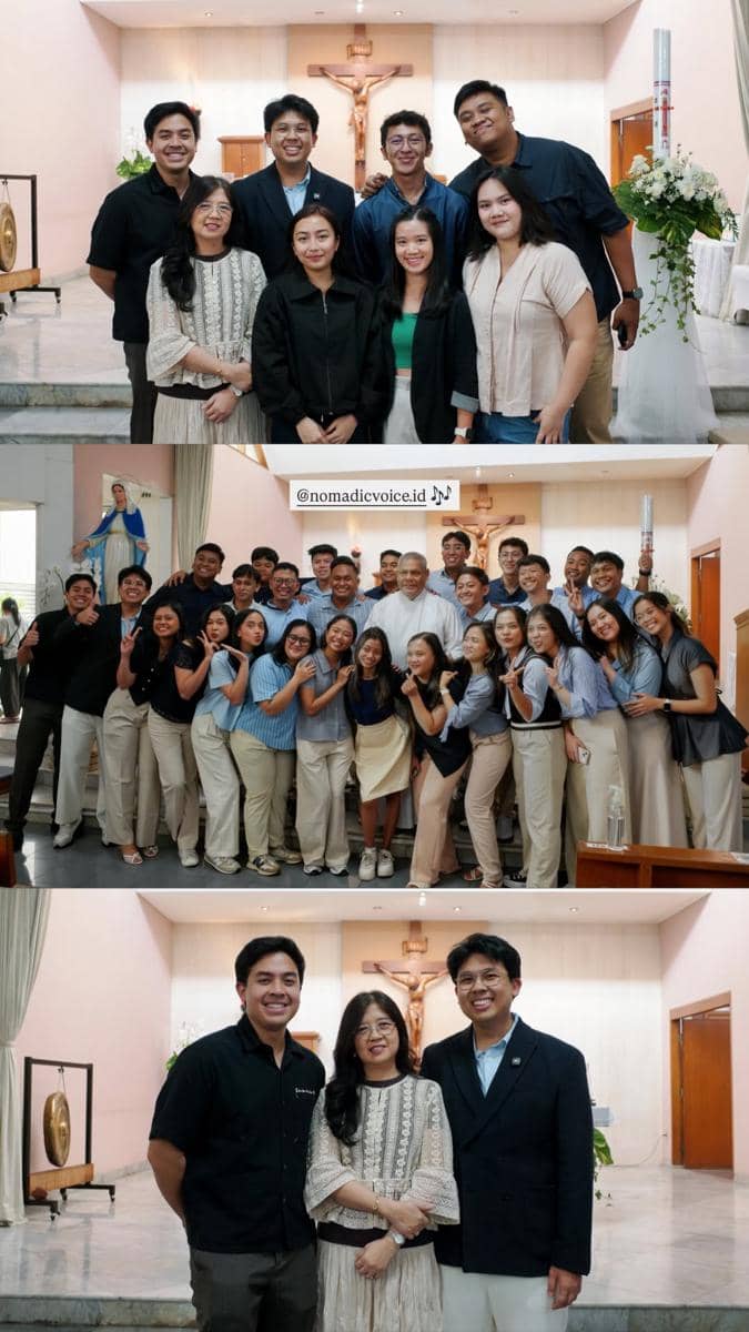 Sekelompok orang berfoto bersama di dalam gereja setelah ibadah Kenaikan Yesus Kristus 2026, dengan latar salib dan lilin besar di altar.