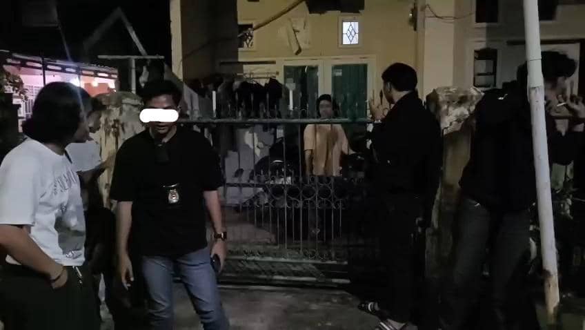 Anggota Bhabinkamtibmas Polsek Tapalang, Polresta Mamuju, Sulawesi Barat, berinisial Briptu R. yang diduga membuat keributan di kompleks BTP