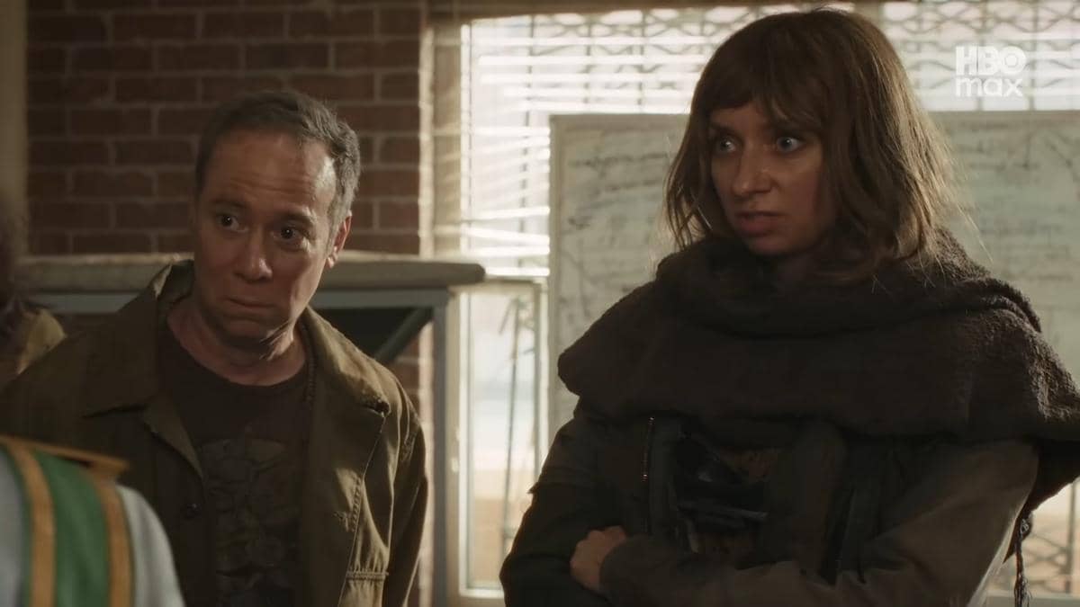Dua karakter berdiri di dalam ruangan dengan ekspresi serius dalam cuplikan trailer serial Stuart Fails to Save the Universe.