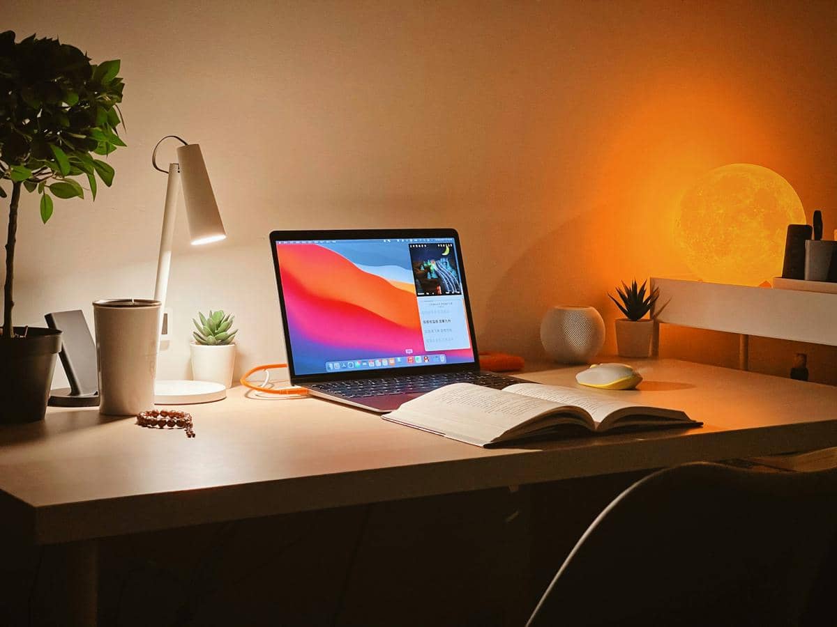 Ilustrasi lampu meja (pexels.com/Photo by Iewek Gnos)