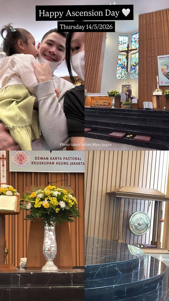 Suasana perayaan Hari Kenaikan Yesus Kristus 2026 dengan keluarga berfoto dan interior gereja dihiasi bunga serta salib di altar.